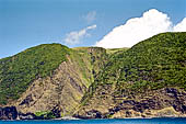 Azzorre, Isola Sao Jorge - La costa meridionale navigando verso il porto di Velas.